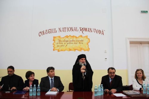Elevii de elită ai învăţământului romaşcan premiaţi de Biserică Poza 78705