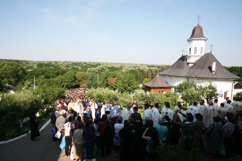 Peste 1000 de tineri s-au rugat la altarul din codrii Buciumenilor Poza 78660