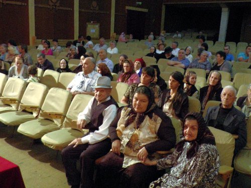 Spectacol pentru vârstnicii singuri din judeţul Suceava Poza 78628