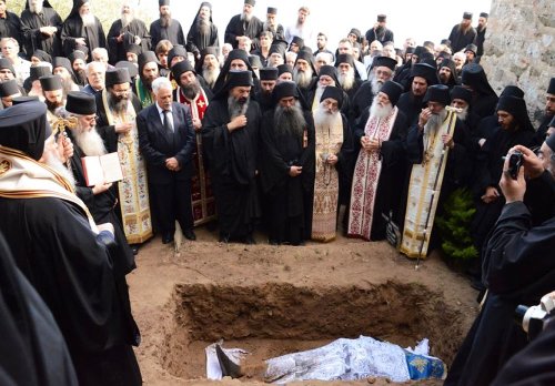 Stareţul Gheorghios Kapsanis de la mănăstirea athonită Grigoriu a fost înmormântat Poza 78634