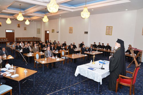 Constituirea noii Adunări eparhiale în Arhiepiscopia Târgoviştei Poza 78612
