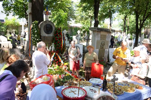 Pomenirea poetului naţional Mihai Eminescu la împlinirea a 125 de ani de la trecerea sa la cele veşnice Poza 78579