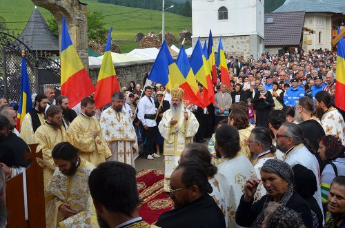 Părintele Justin înconjurat de inimile pelerinilor Poza 78544