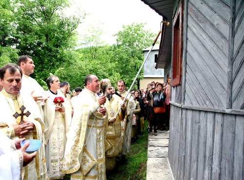 Sfinţirea bisericii din satul buzoian Cocârceni Poza 78532