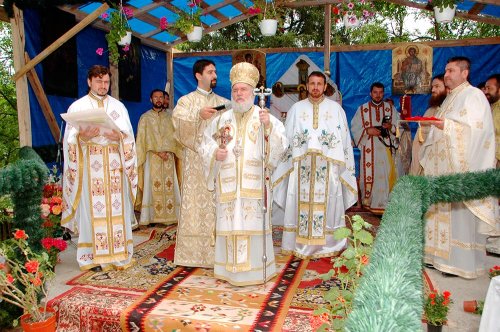 Târnosire de biserică în oraşul Slănic Poza 78531