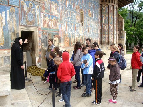 Copiii Parohiei „Sfântul Dumitru“ din Suceava, răsplătiţi cu o excursie Poza 78462
