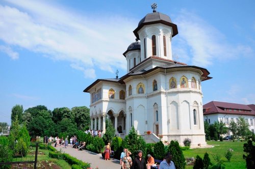Hram la două mănăstiri importante din Arhiepiscopia Bucureştilor Poza 78426