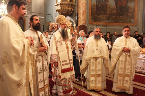 Liturghie arhierească la Catedrala arhiepiscopală din Râmnicu Vâlcea Poza 78348