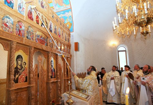 A fost sfinţită o nouă biserică în Adjud Poza 78087