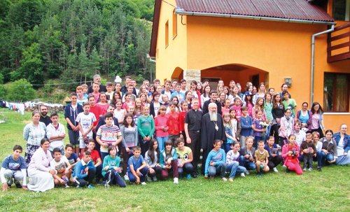 100 de tineri în tabără la Mărişel, judeţul Cluj Poza 77958