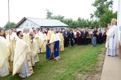 Primele slujbe arhiereşti din istoria Parohiei Oprişeni Poza 77952