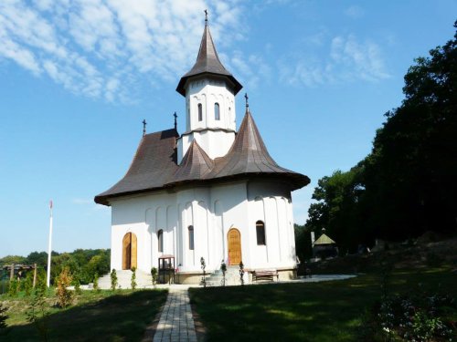 Biserica „Binecredinciosul Voievod Ştefan cel Mare şi Sfânt“ din cartierul sucevean Adâncata - Burdujeni, sfinţită de IPS Părinte Pimen Poza 77860
