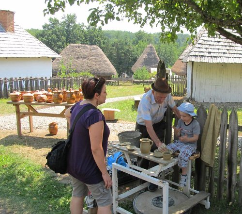 Târg al olarilor la Muzeul în aer liber din Dumbrava Sibiului Poza 77754