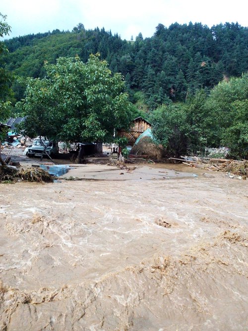 Sute de persoane au fost evacuate din calea inundaţiilor Poza 77637