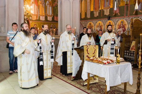 Patriarhii Iustin şi Teoctist, pomeniţi la Mănăstirea Putna Poza 77595