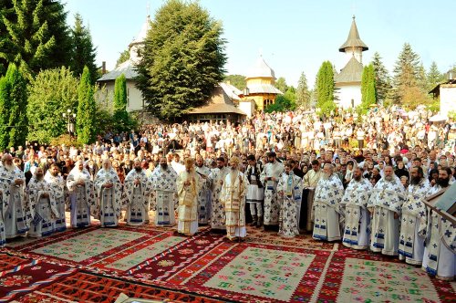 Pelerinii din toată ţara, pe urmele sfinţilor nemţeni Poza 77576