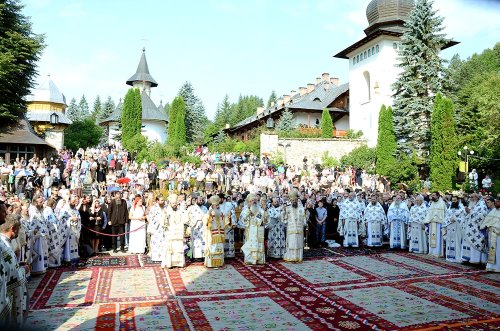 4 ierarhi şi 52 de preoţi şi diaconi, la hramul Mănăstirii Sihăstria Poza 77463