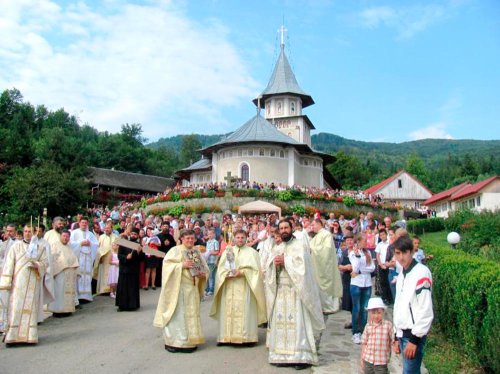 Prezenţă arhierească la hramul Mănăstirii Berzunţi Poza 77442