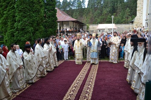 Doi ierarhi, la hramul Mănăstirii Bistriţa Poza 77311