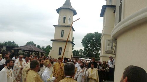 Biserica cu hramurile „Naşterea Maicii Domnului“ şi „Sfântul Mare Mucenic Procopie“ din Milişăuţi, resfinţită de IPS Arhiepiscop Pimen Poza 77287