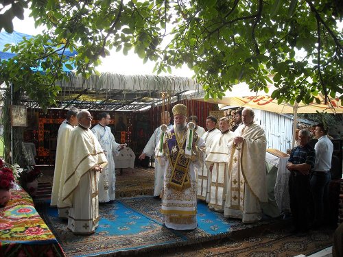 Sfinte Liturghii arhiereşti în Mitropolia Olteniei Poza 77167