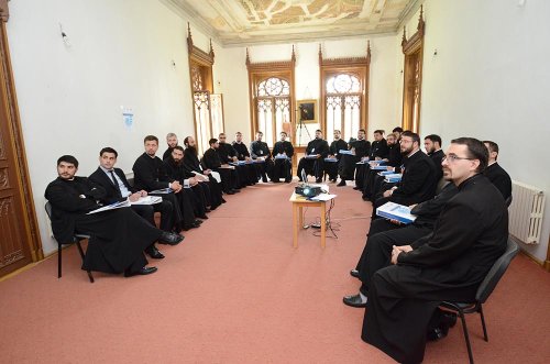 A debutat Atelierul de formare pentru tinerii preoţi hirotoniţi din Arhiepiscopia Iaşilor Poza 77136