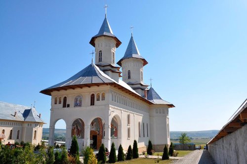 Sfântul Ierarh Varlaam, serbat în două mănăstiri moldave Poza 77060
