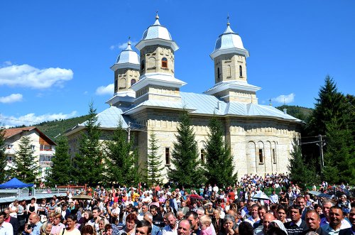 „Catedrala munţilor“ din Pipirig, resfinţită de 2 ierarhi Poza 77037