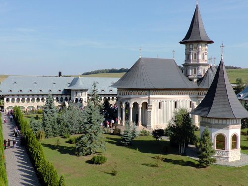 Mănăstirea Cămârzani şi-a sărbătorit hramul prin Liturghie arhierească Poza 76886