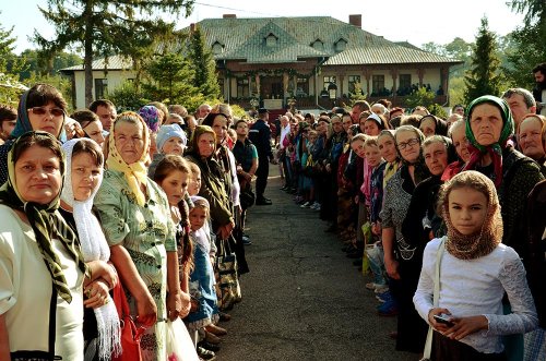 3 ierarhi şi 3.000 de credincioşi la hramul Mănăstirii Vorona Poza 76861