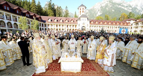 Biserica Mănăstirii Caraiman a îmbrăcat veşmântul harului Poza 76776