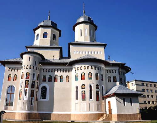 Catedrala din Buhuşi va fi resfinţită Poza 76553