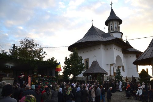 Sfinţire de biserică oficiată de IPS Mitropolit Teofan, în Parohia Nicolae Bălcescu - Flămânzi Poza 76464