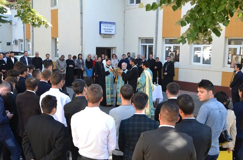 Deschiderea noului an universitar la Facultatea de Teologie şi Ştiinţele Educaţiei din Târgovişte Poza 76416