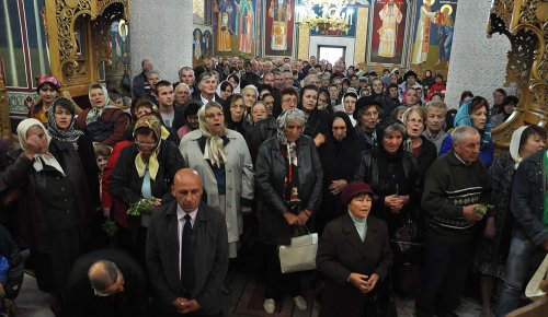 Pelerini de pretutindeni la hramul catedralei de la Hadâmbu Poza 76425