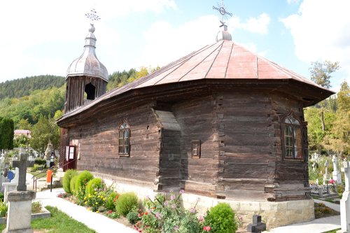 Căsuţa de bârne a Sfintei Parascheva de la Târgu Ocna Poza 76304