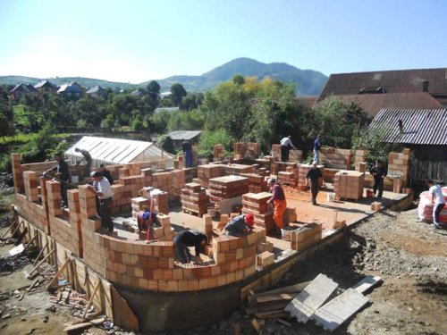 Lucrări de construcţie pentru un nou centru catehetic la Maieru, Năsăud Poza 76313