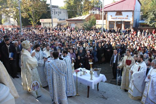 O nouă biserică închinată Sfintei Parascheva a fost sfinţită la Brăila Poza 76216
