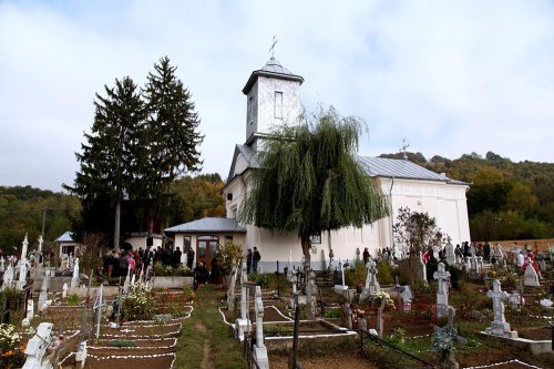 A fost sfinţită biserica Parohiei Bâscenii de Sus Poza 76204