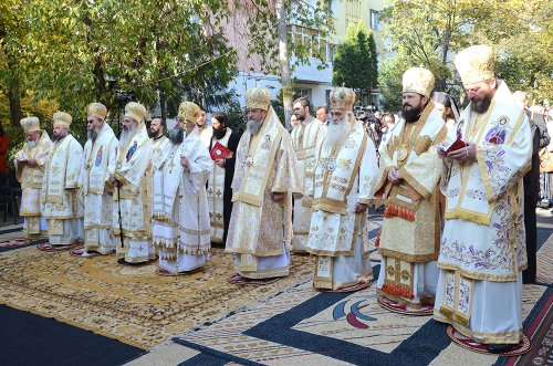 Biserica „Binecredinciosul Voievod Ştefan cel Mare şi Sfânt” din Iaşi, sfinţită de nouă ierarhi Poza 76184