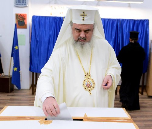 Patriarhul României a votat la secţia 644 din Bucureşti Poza 75773