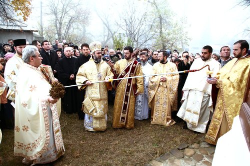 Biserica parohiei vrâncene Broşteni 2 a fost târnosită Poza 75635