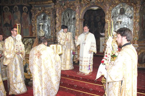 Dumnezeiasca Liturghie la Catedrala arhiepiscopală din Roman Poza 75568