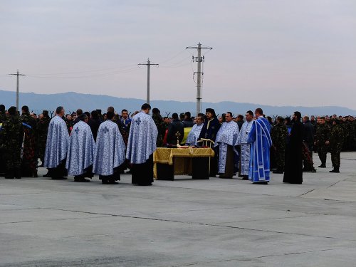 Rugăciuni pentru militarii decedaţi în accidentul aviatic Poza 75342