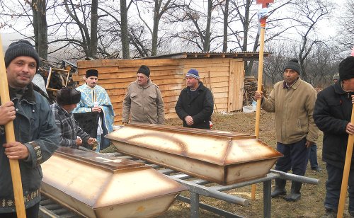 Slujba înmormântării pentru două persoane aduse de la IML, în Parohia Slobozia Poza 75308