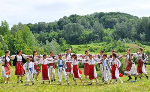 Ansamblul „Doruleţul“ în spectacol de Ziua României Poza 75266