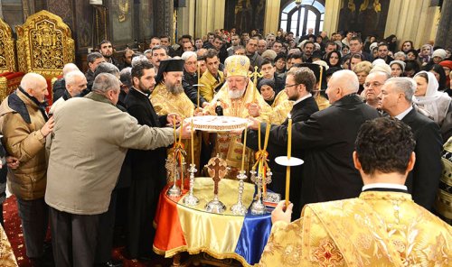 De Ziua Naţională a României, slujbă de pomenire a eroilor şi Te Deum în bisericile ortodoxe Poza 75243