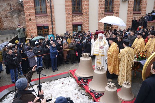 Patriarhul României a sfinţit noile clopote ale Bisericii „Sfântul Anton“ - Curtea Veche Poza 75090