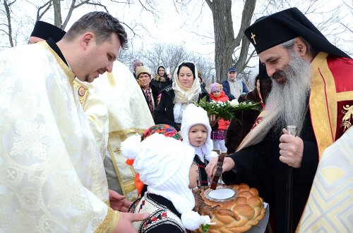 Liturghie arhierească şi sfinţire de centru social, în Parohia Pietriş Poza 74992