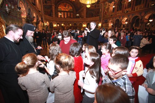 Elevii din Sibiu au colindat la Catedrala mitropolitană Poza 74949